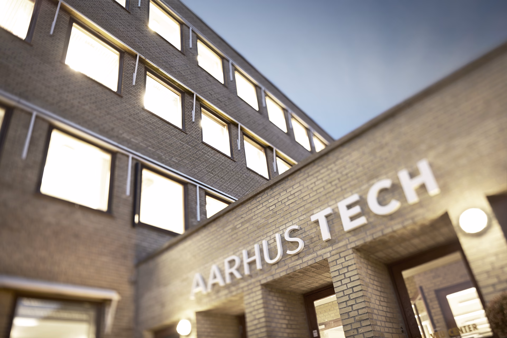Hvad er lønnen for skoleoplæring i AARHUS TECH?