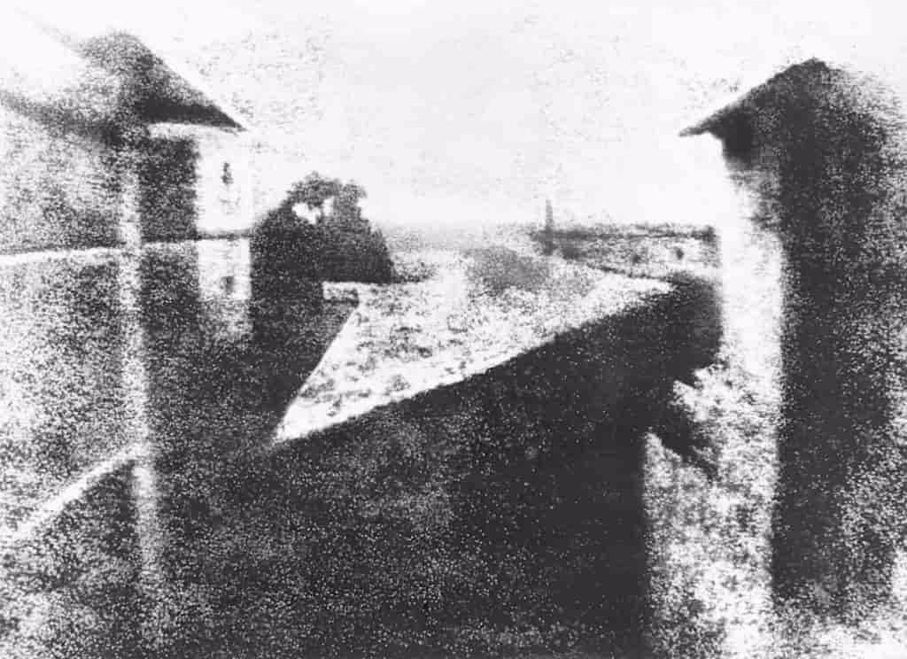 Hvornår blev de første kameraer opfundet?