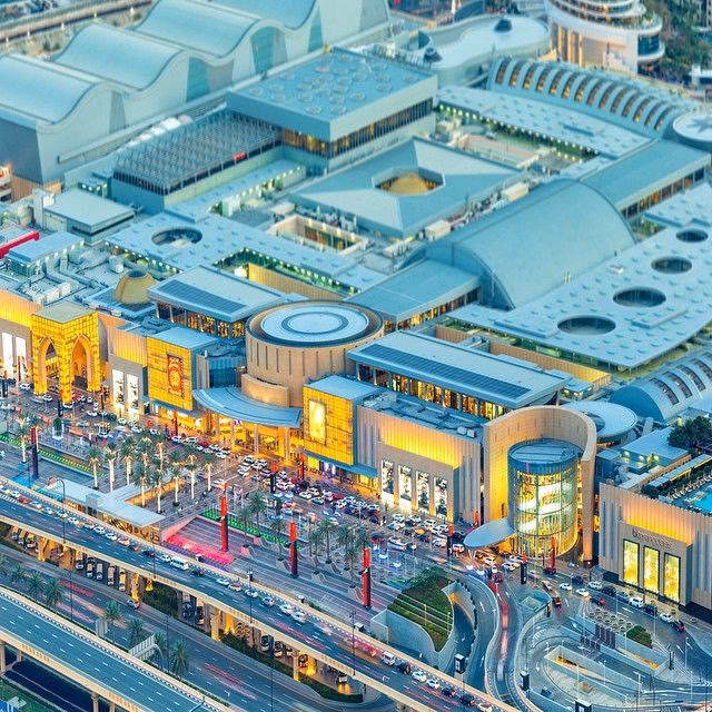 What is the salary of a mall worker in Dubai?