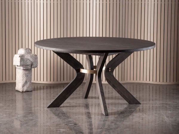 Hvor langt er et spisebord til 10 personer?