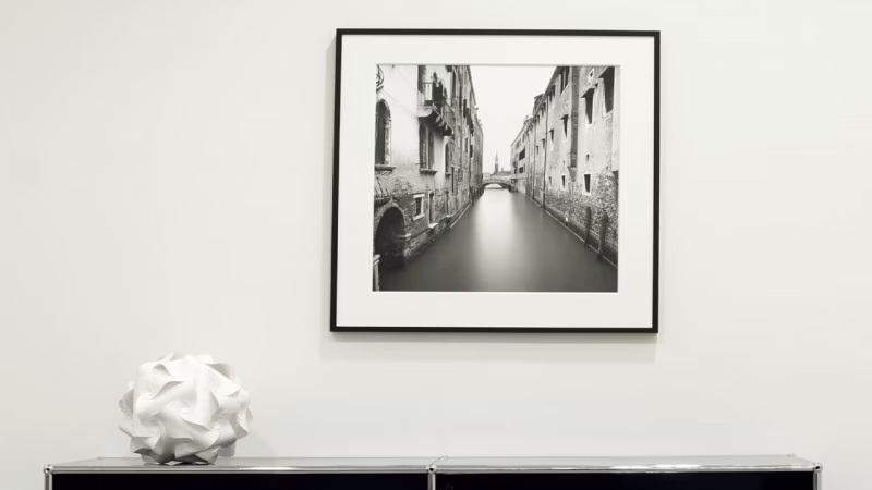 Hvordan hænger man bedst billeder op?